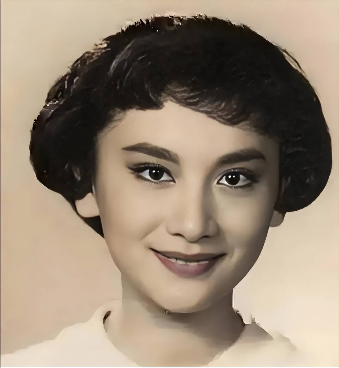 她是无数中国男人的梦中情人,金庸爱而不得的绝代佳人夏梦!