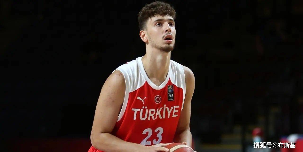 16+8+7首战完爆波津!申京创土耳其篮球史纪录,NBA官方亲自点赞