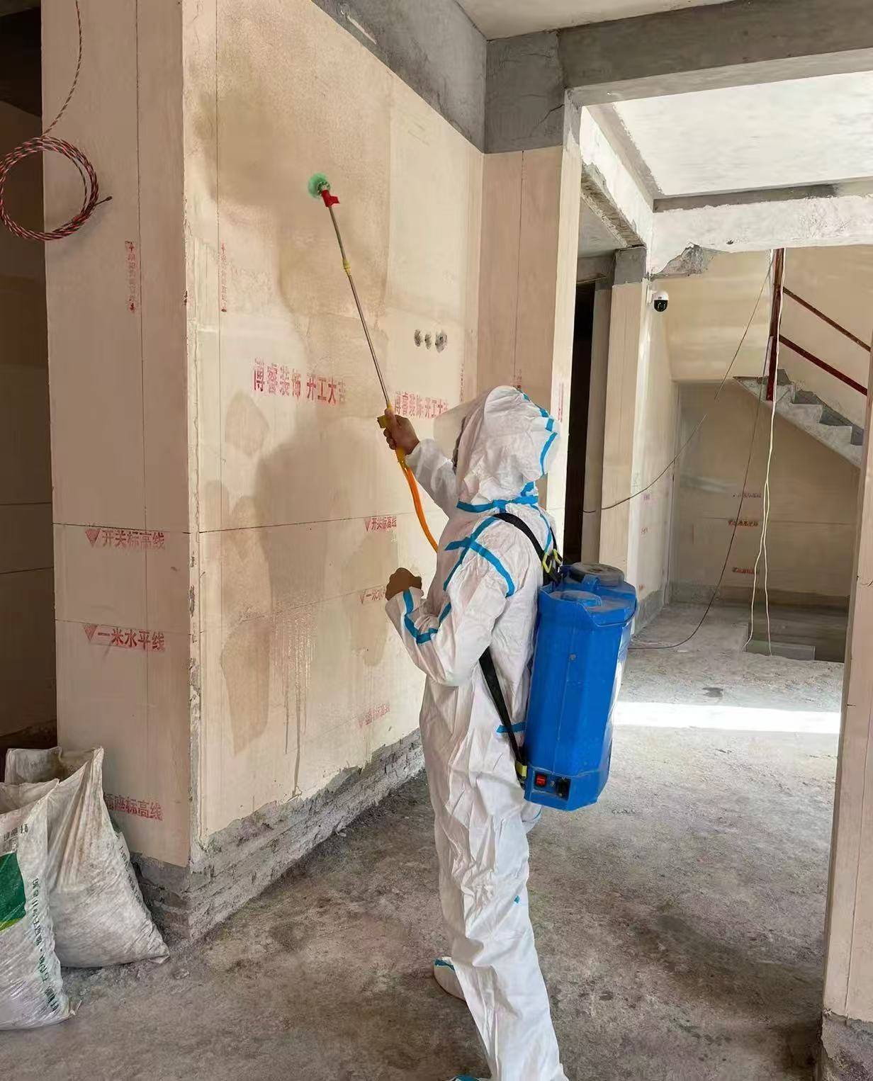 嘉兴市白蚁防疫站专业施工人员在室内进行白蚁检测作业现场