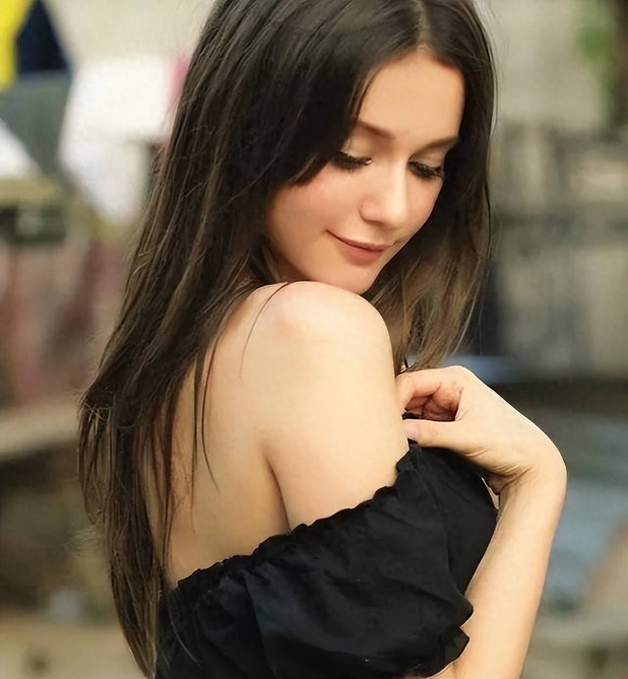 冠军,为爱放弃国籍嫁到中国,37岁生二胎仍似少女