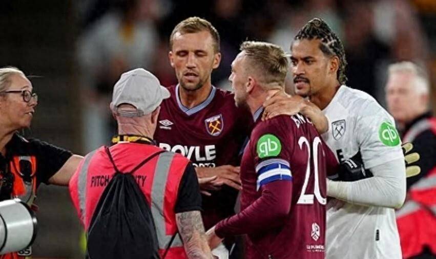 联赛杯危机!英超劲旅陷入危机,三连败后球员与球迷爆发正面冲突