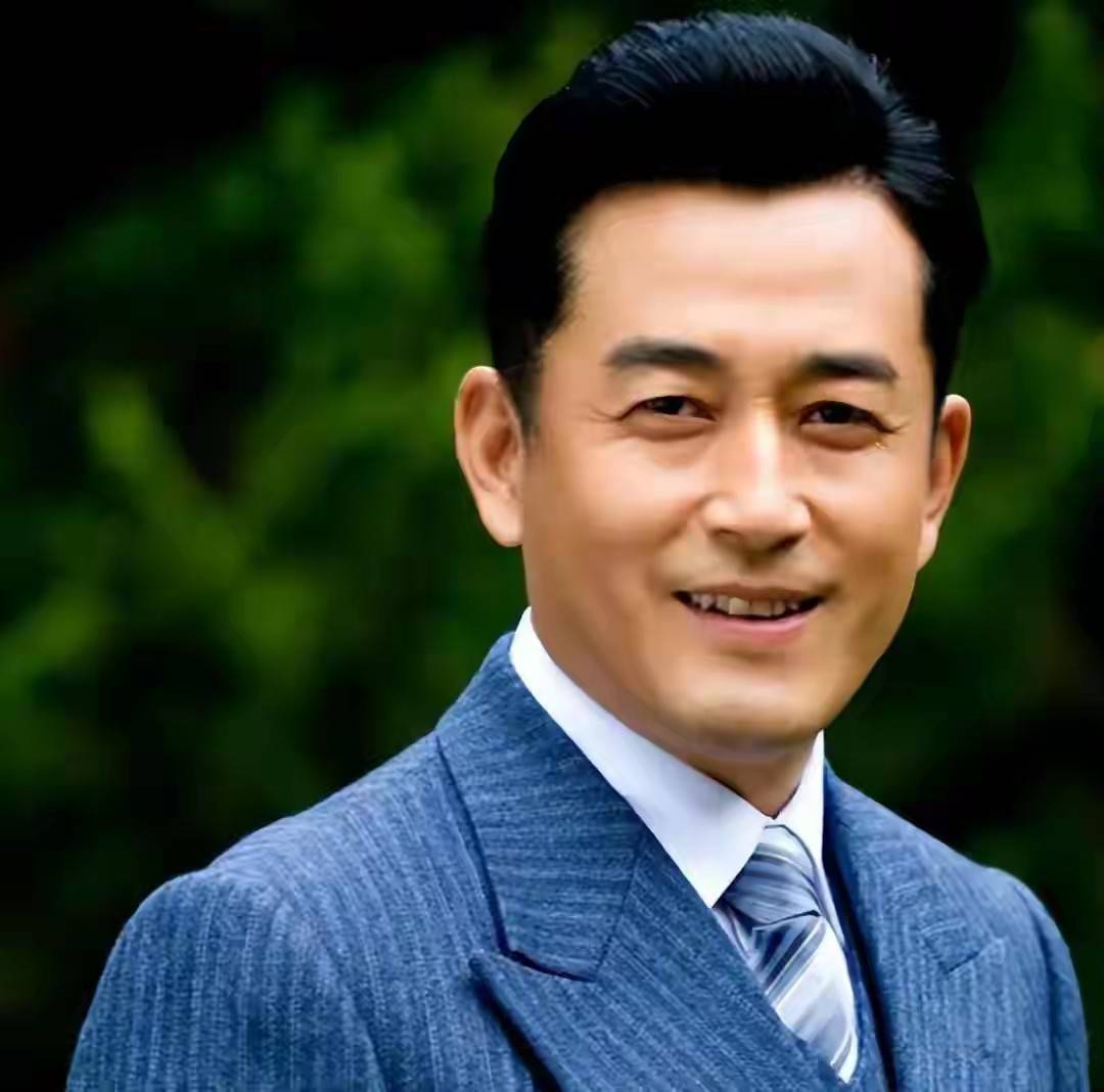 演员王志飞:愧对聋哑父母,骂前妻儿子没出息,却与现任恩爱如初