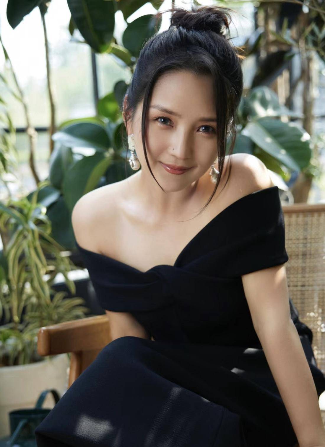 笑起来弯弯像月牙,灵气逼人,甜如初恋
