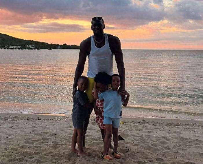 博尔特39岁生日庆祝,家庭幸福,年入千万不用工作