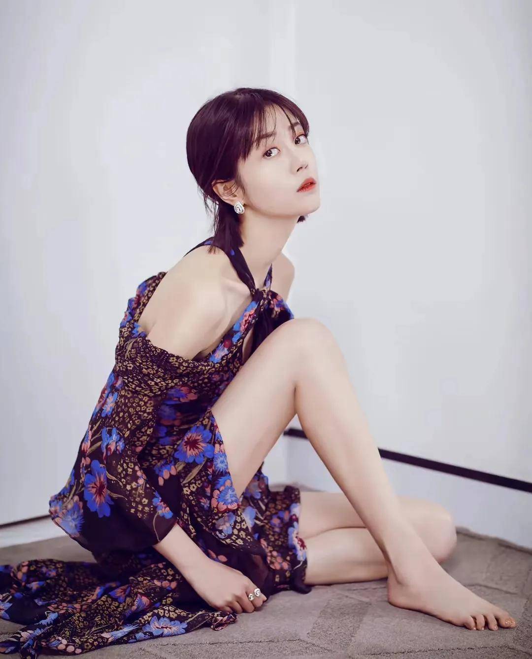 李溪芮内娱最低调的腿精人美身材正从头美到脚趾