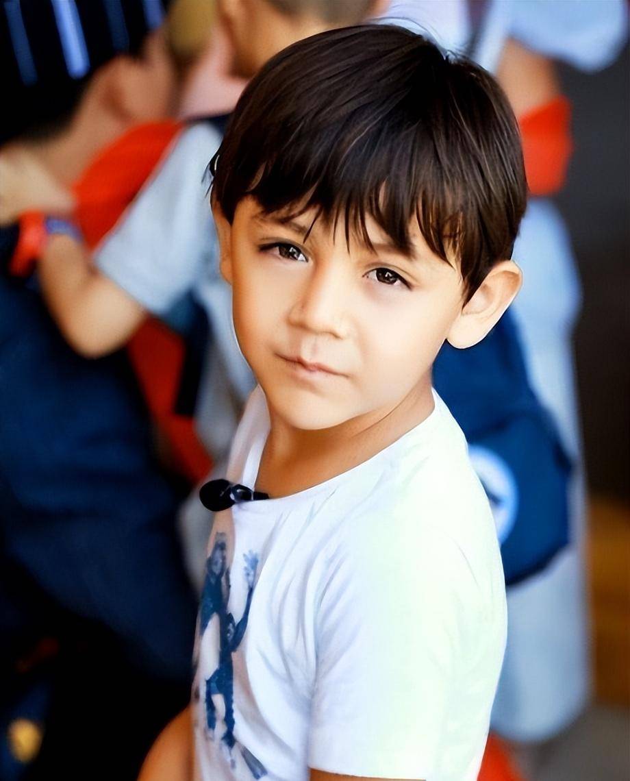 15岁诺一上海被偶遇!长相大变不敢认,没了混血感,黑胡子太吸睛