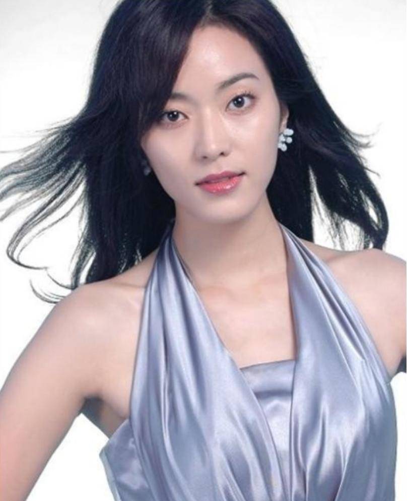 她是人艺当家花旦,丈夫是著名演员,生龙凤胎又靓又帅满足又幸福