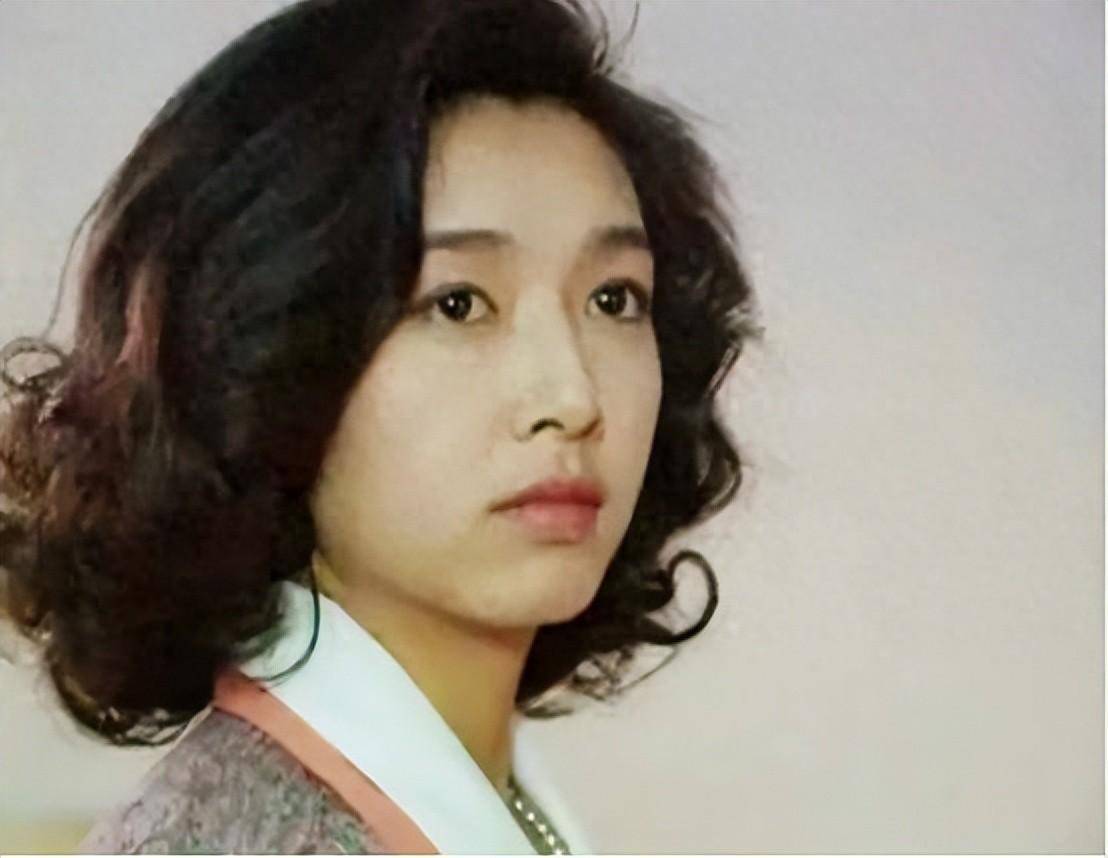 原创54岁江珊与高曙光离婚与靳东同居5年二婚嫁小3岁男星太幸福