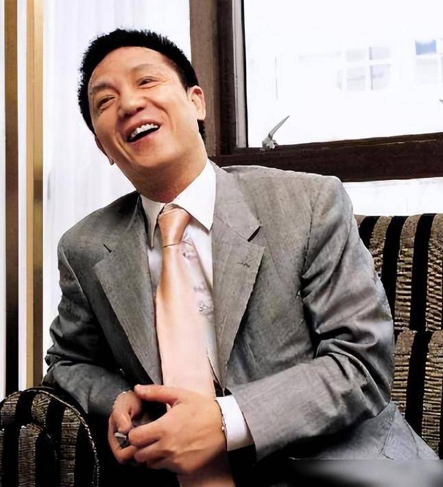 曝前上海首富周正毅近况?戴百万名表打耳钉!装扮新潮雪茄不离手