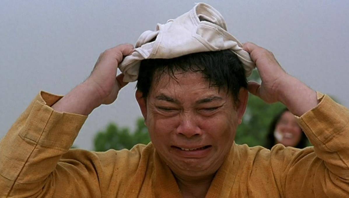 82岁港星黄一飞寿宴,戴超大颗翡翠戒指,与老搭档一同登台献唱