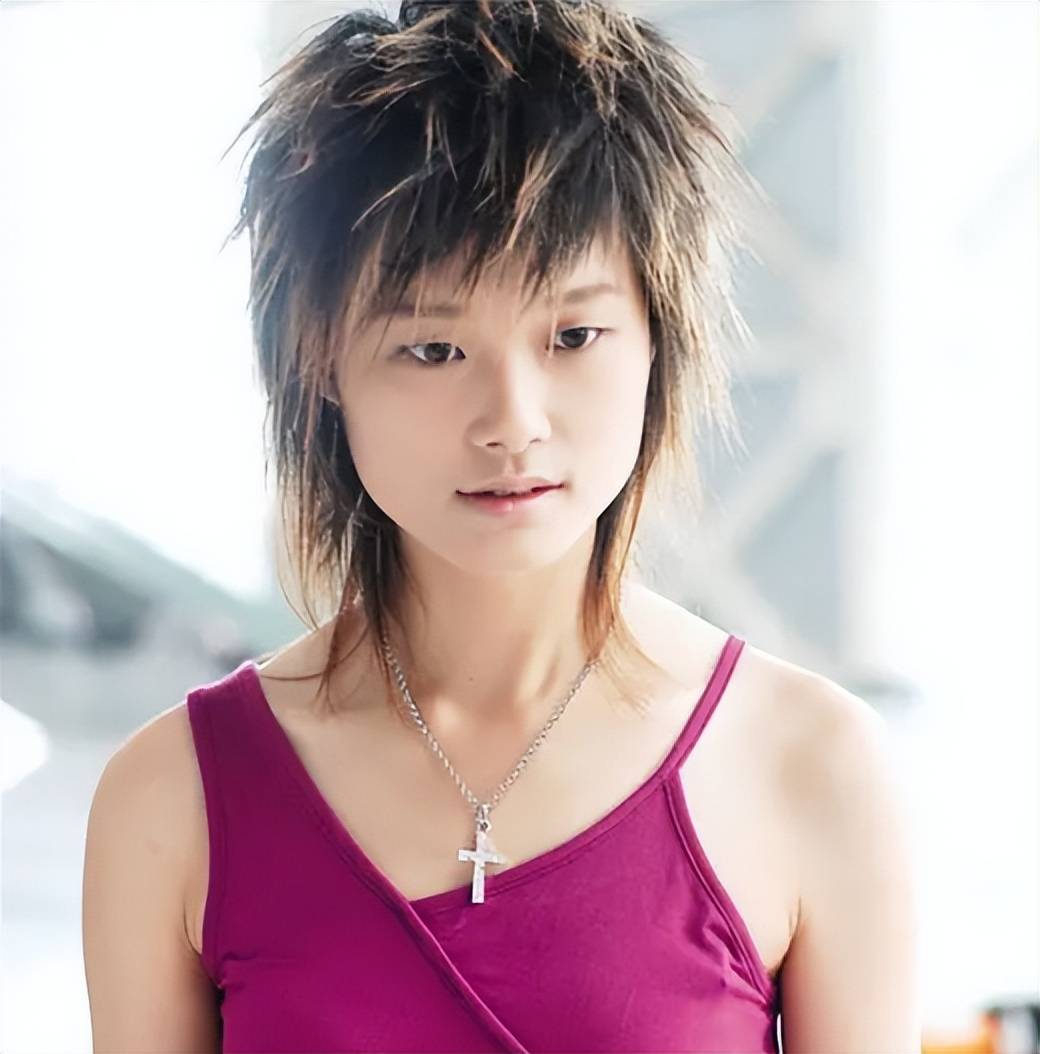 钱再多有什么用?41岁患"不死癌症"的李宇春,连站立都成为奢望