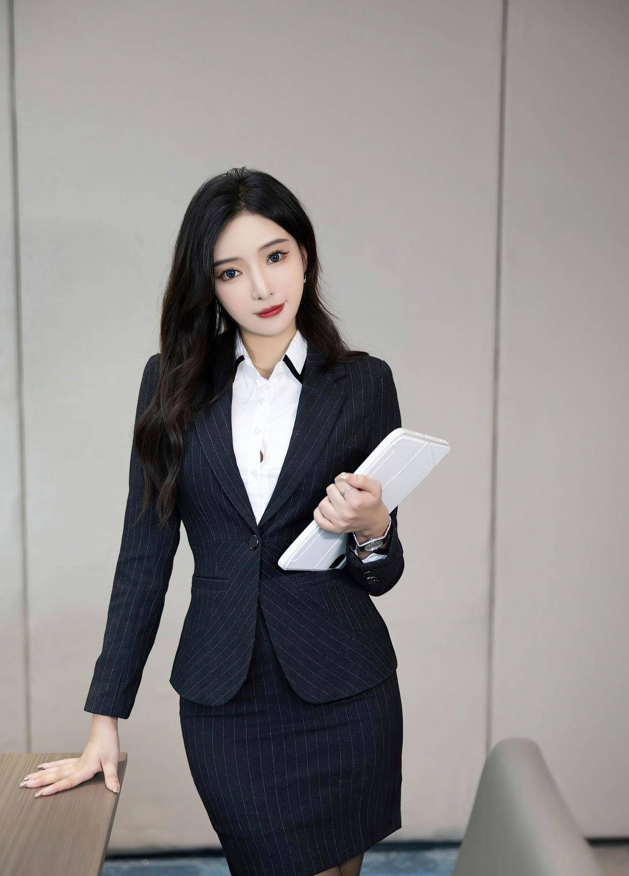 王馨瑶深蓝条纹西装搭短裙,职场黑丝尽显迷人女人味