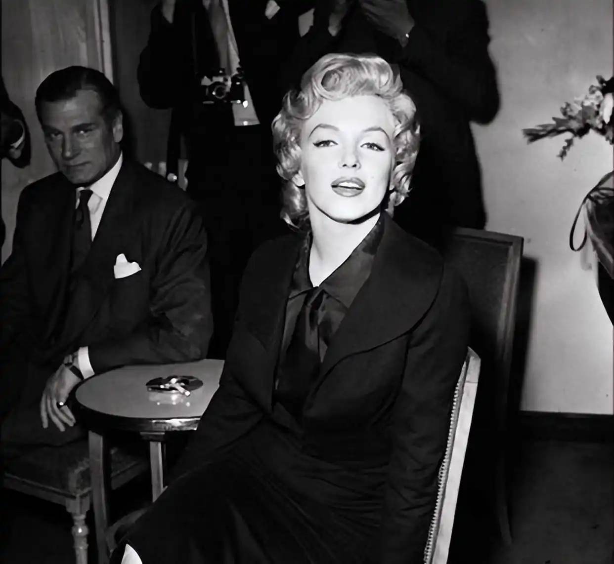 同为女神:赫本63岁善终,梦露36岁香消玉殒,命运为何天壤之别