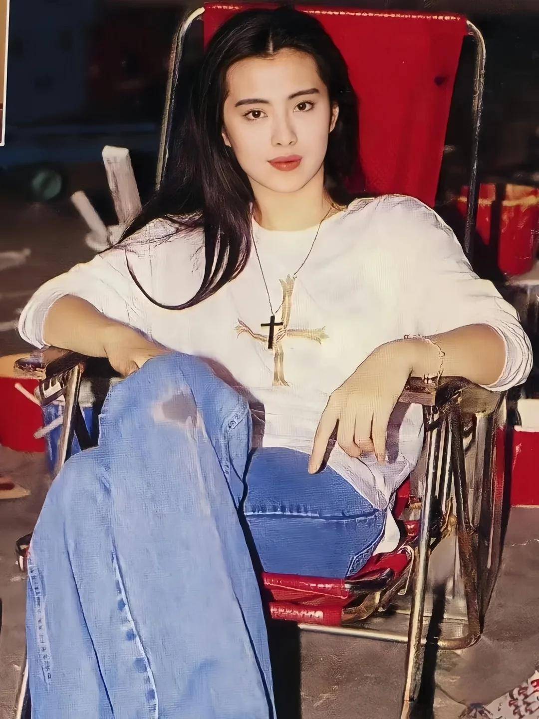 偶遇58岁王祖贤逛街,穿一身潮牌单脚踩桌子好飒,鼻孔不对称惹眼