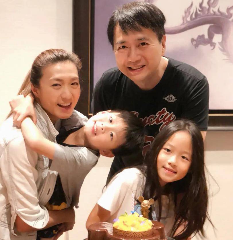 香港"老夫少妻"林祖辉姚嘉妮,结束18年婚姻,女方美貌仍是顶流