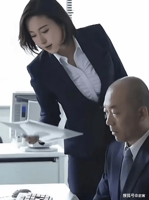 松下纱荣子扮演的女老板,有几个下属顶得住?颜值身材都是上上