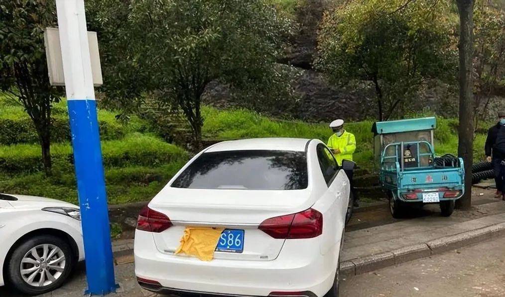 男子遮挡车牌被扣12分,车主不相信,调出监控当场笑了,交警:错怪你了