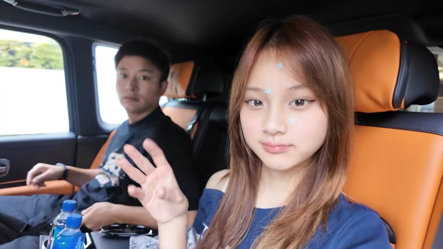 钱赚够了不装了?贾乃亮两招替甜馨挽回面子,还给董璇出了口恶气