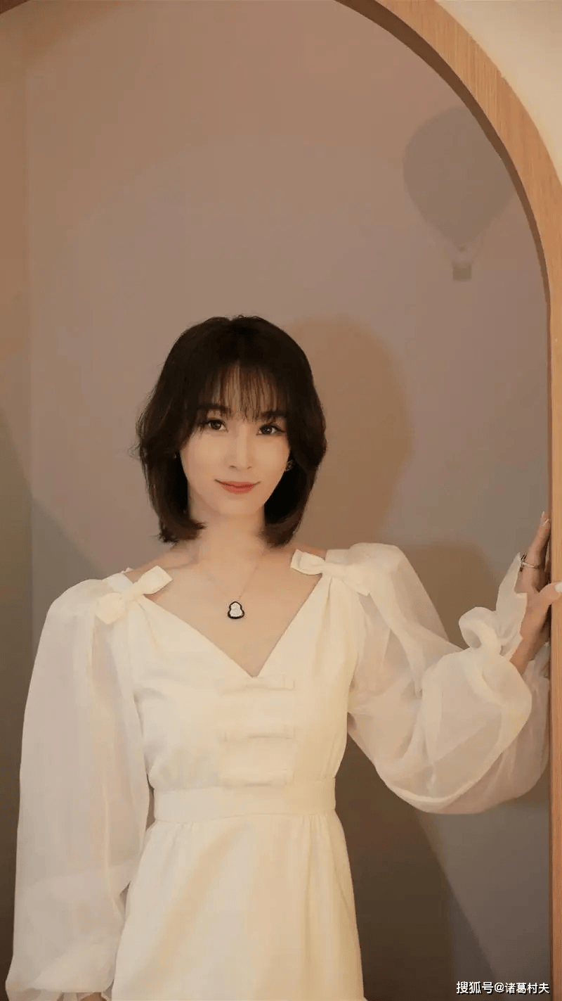 不愧是吴京老婆!39岁谢楠,颜值身材真性感啊!