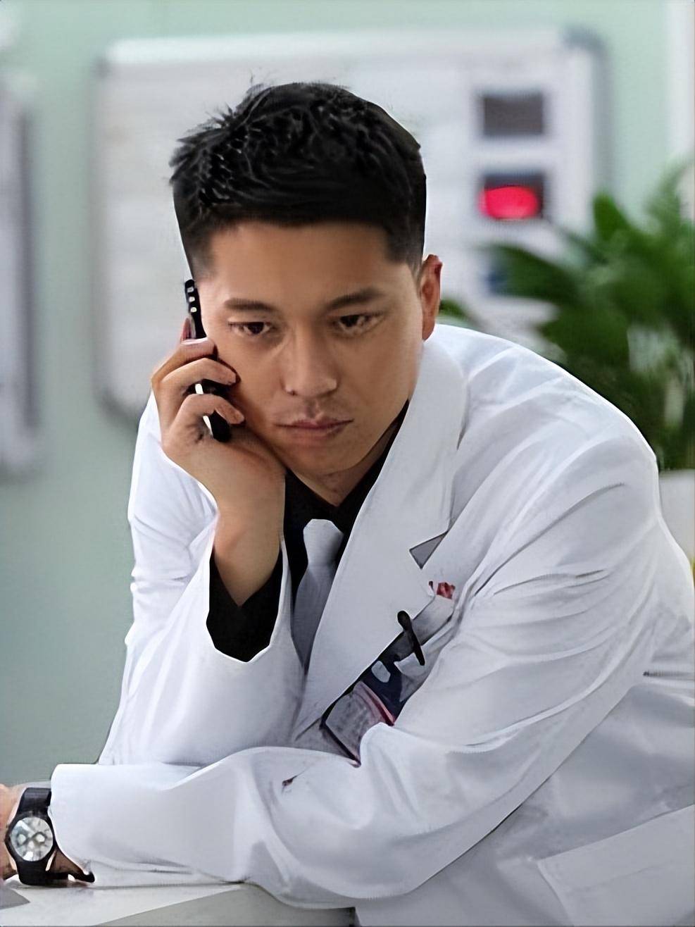 一身正气的王雷,展现了硬汉演员的风采