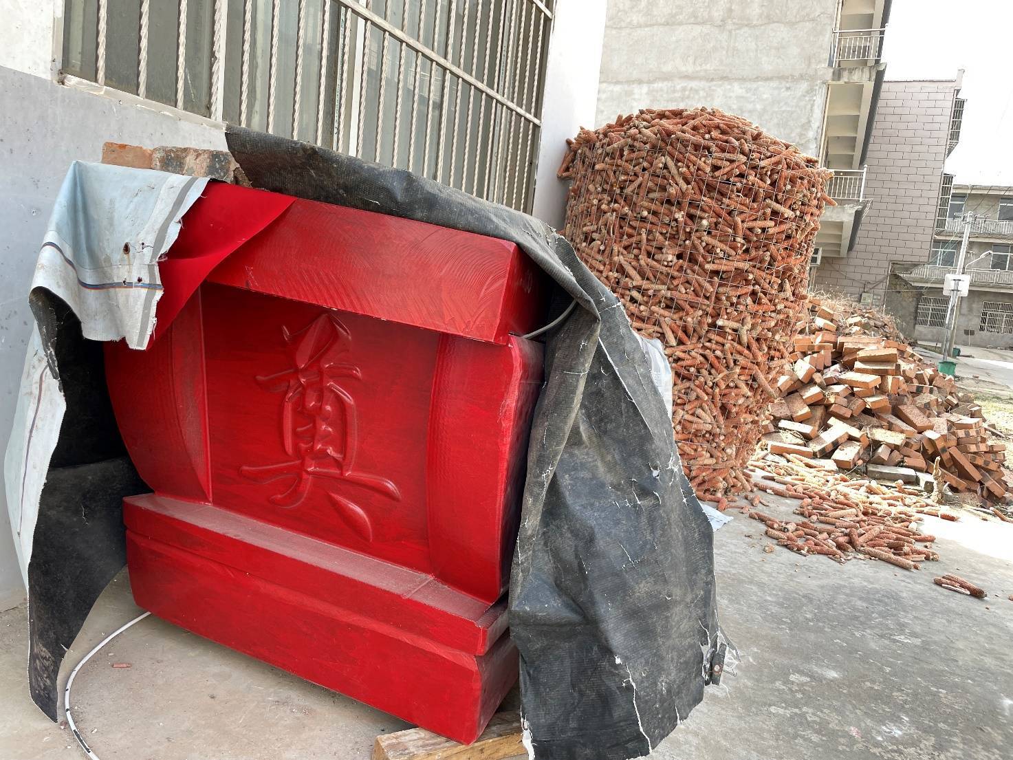 84岁老人生前办葬礼想给孙子盖房娶妻却成"闹剧"