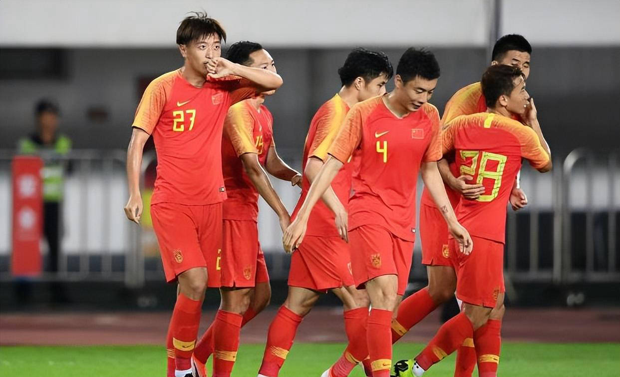 喜讯传来！五大联赛俱乐部官宣签约6位中国男足国脚，成功完成注册报名