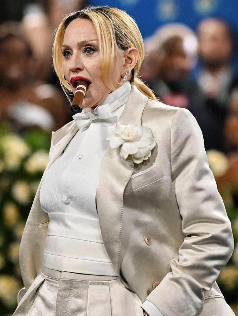 66岁麦当娜回春了,又白又嫩金发薄纱,在小37岁男友怀里一脸享受