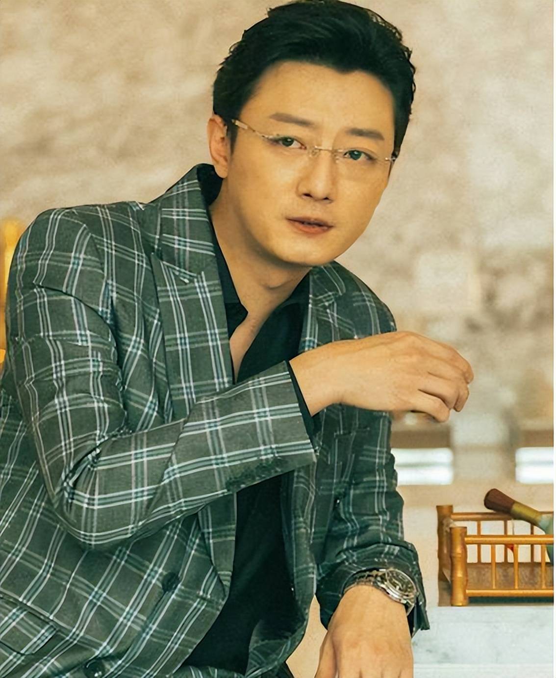 凭借狂飙一炮而红被曝一年换三个女友酒后还随地大小便