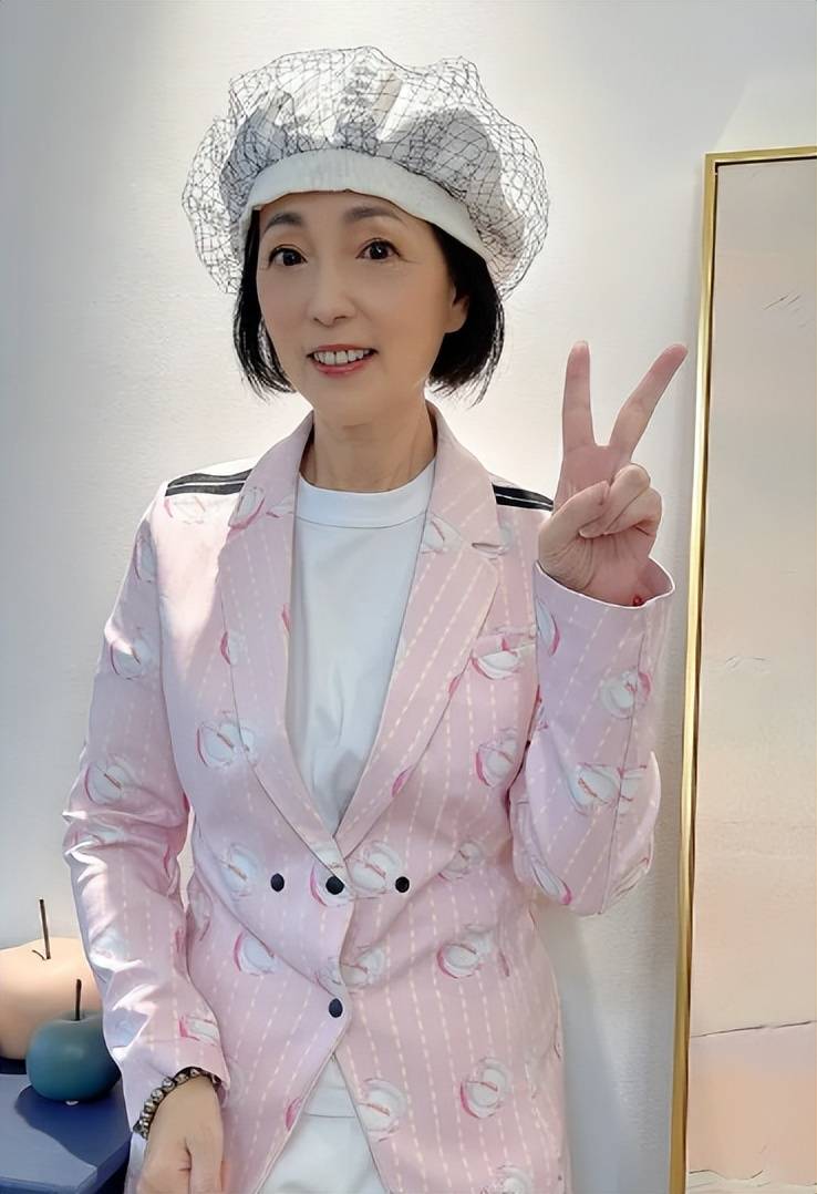 "石榴姐"香港演员苑琼丹,关闭内地百家餐饮店,现在转战直播带货,励志