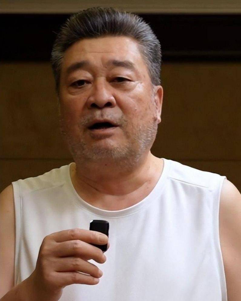 陈逸恒:出身京剧世家,再婚娶单身妈妈为妻,没有亲生孩子也幸福