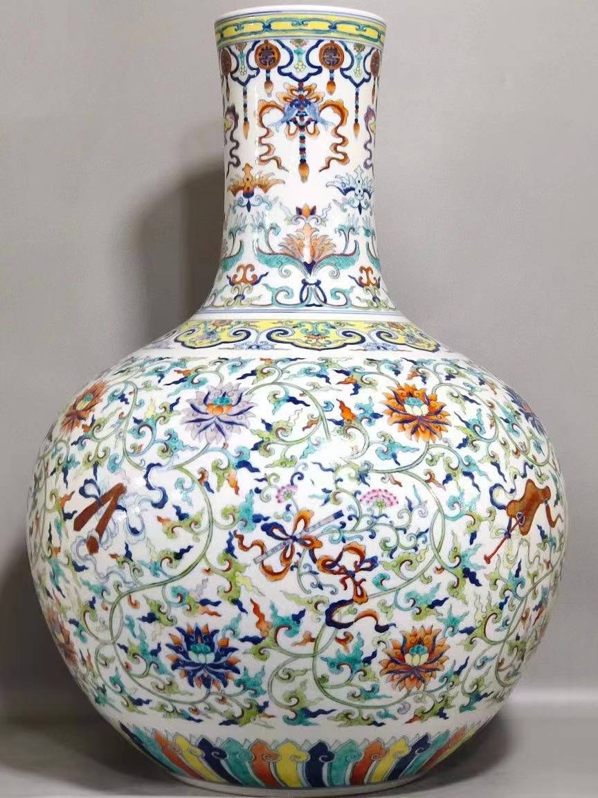 清代乾隆斗彩缠枝花卉纹天球瓶:盛世华彩中的瓷艺瑰宝