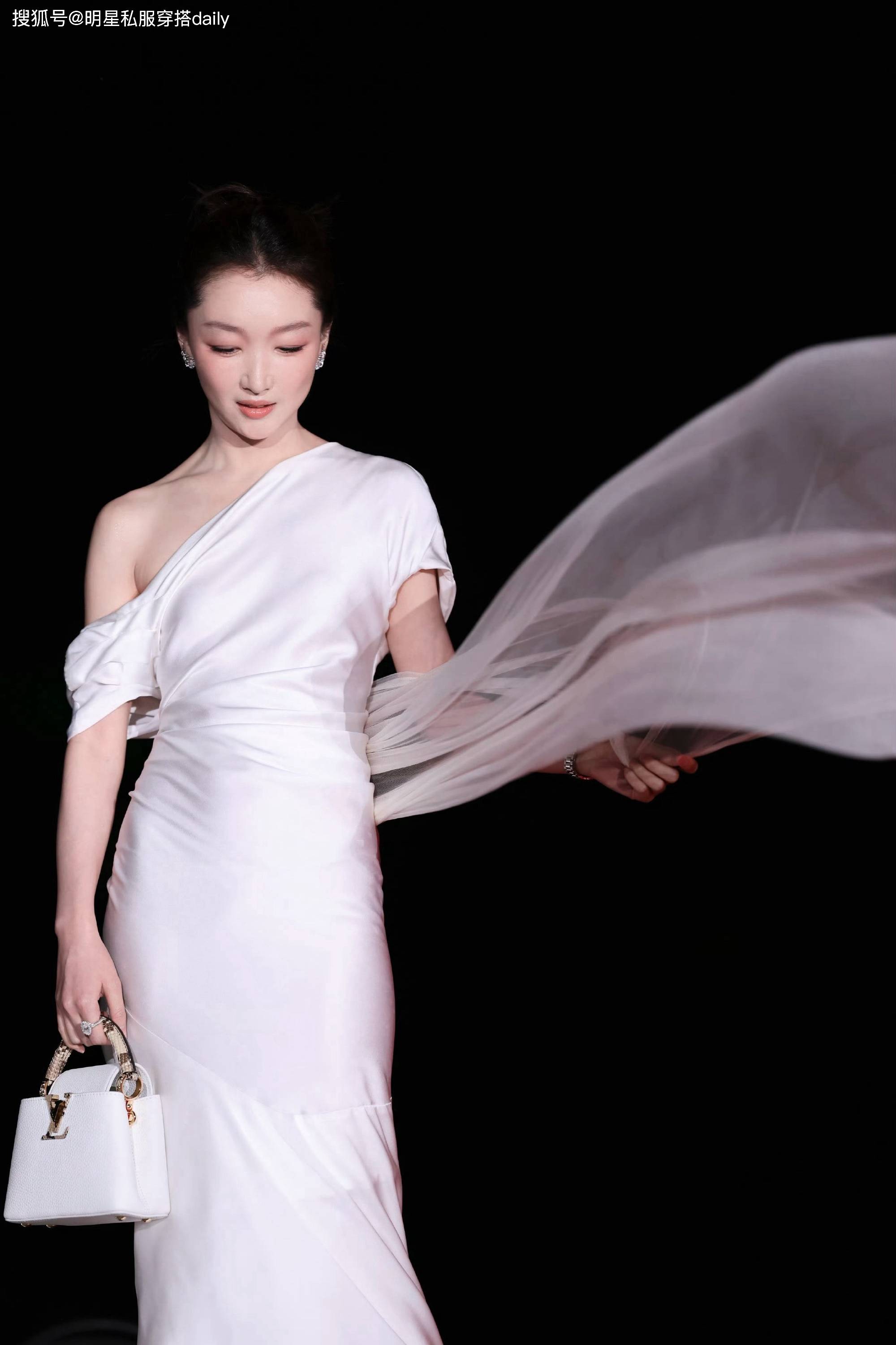 周冬雨是"风都会偏爱"的女明星!一袭真丝白裙飘逸灵动,真养眼