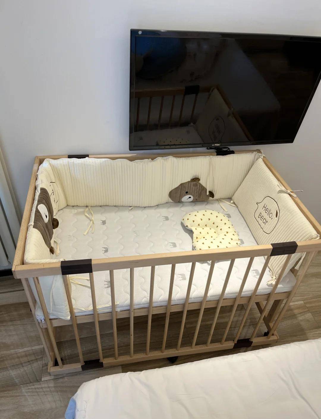 床旁婴儿床婴儿摇篮是专供儿童睡眠的小床,它具有限制儿童活动的护栏