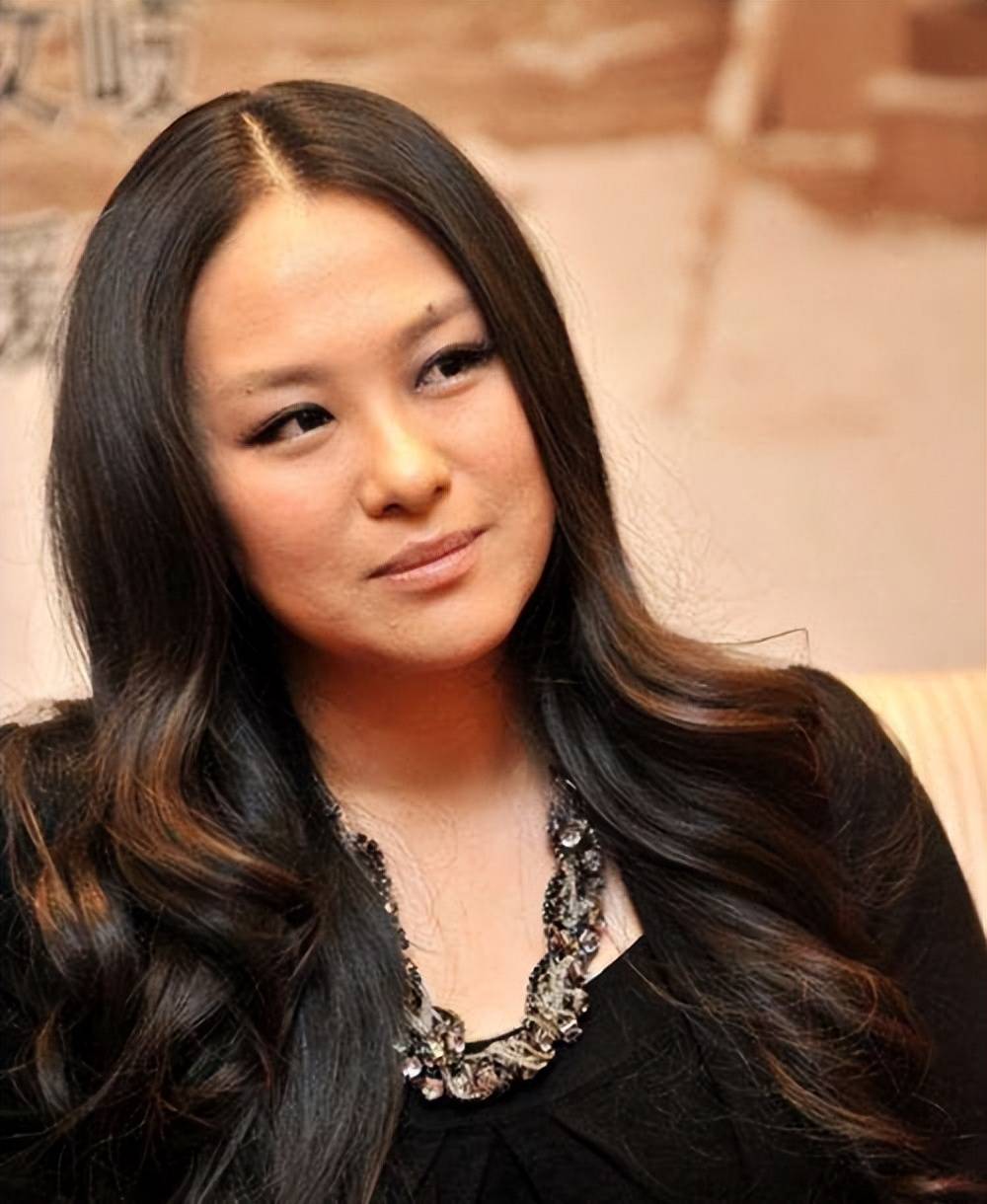 再漂亮的天然美人都有发福走样的时候,沈傲君就是其中的例子,倾城倾国
