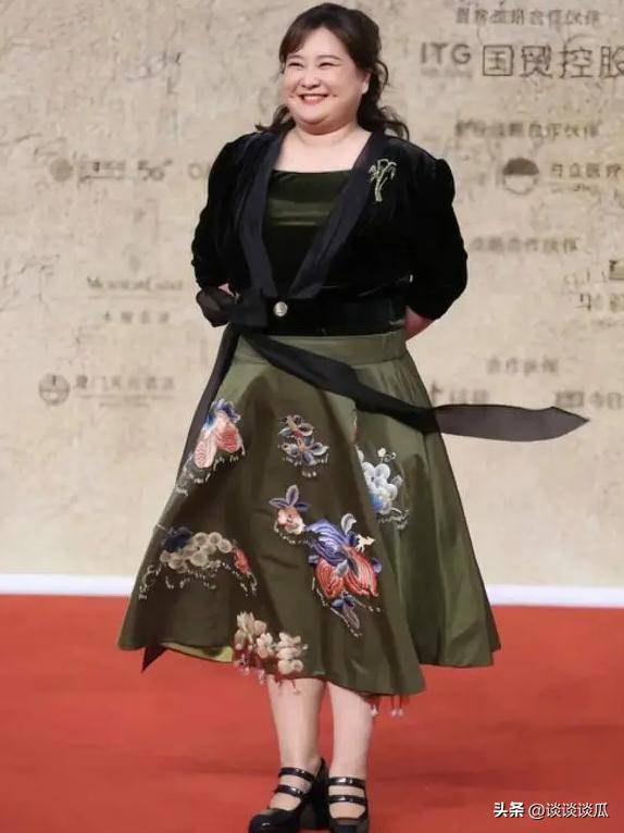 贾玲成prada代言人,身穿v型黑裙亮相,感觉和以前判若两人