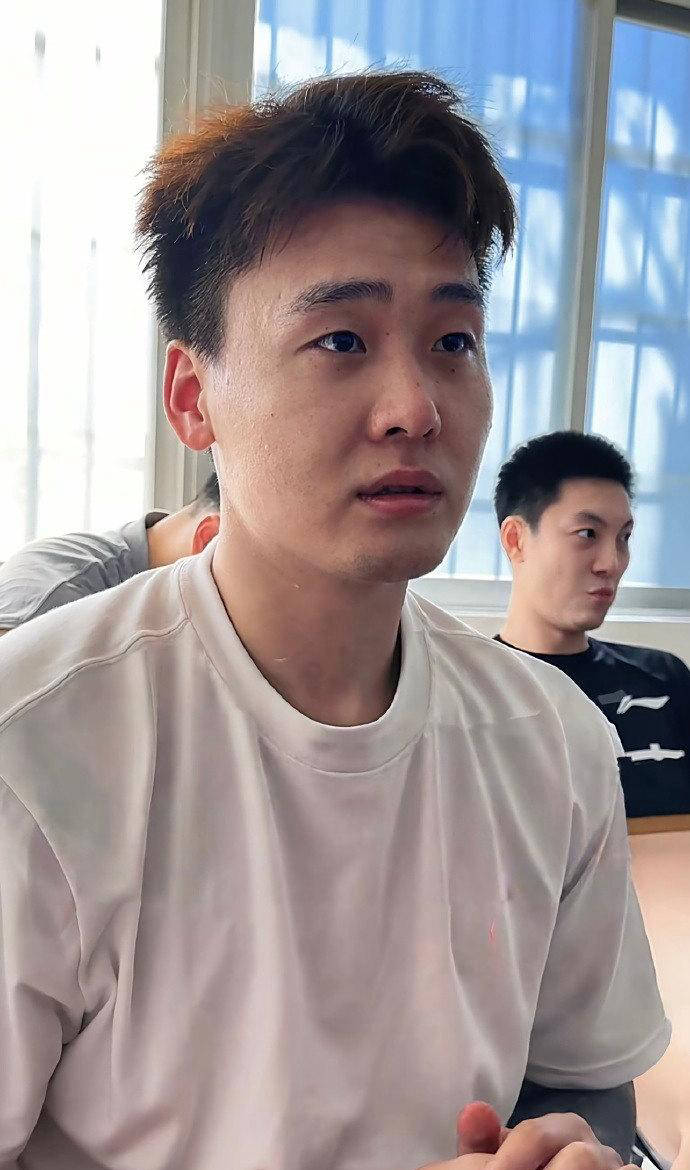 赵睿调侃不能吃烤鸭，沈梓捷幽默回应