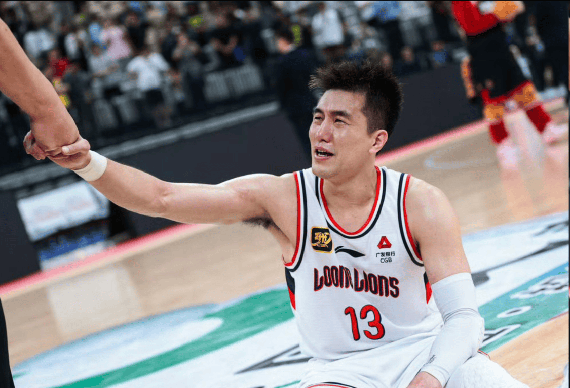 广州出征NBA季前赛，郭艾伦缺阵！宣称专心康复却上综艺踢球，球迷：退役吧