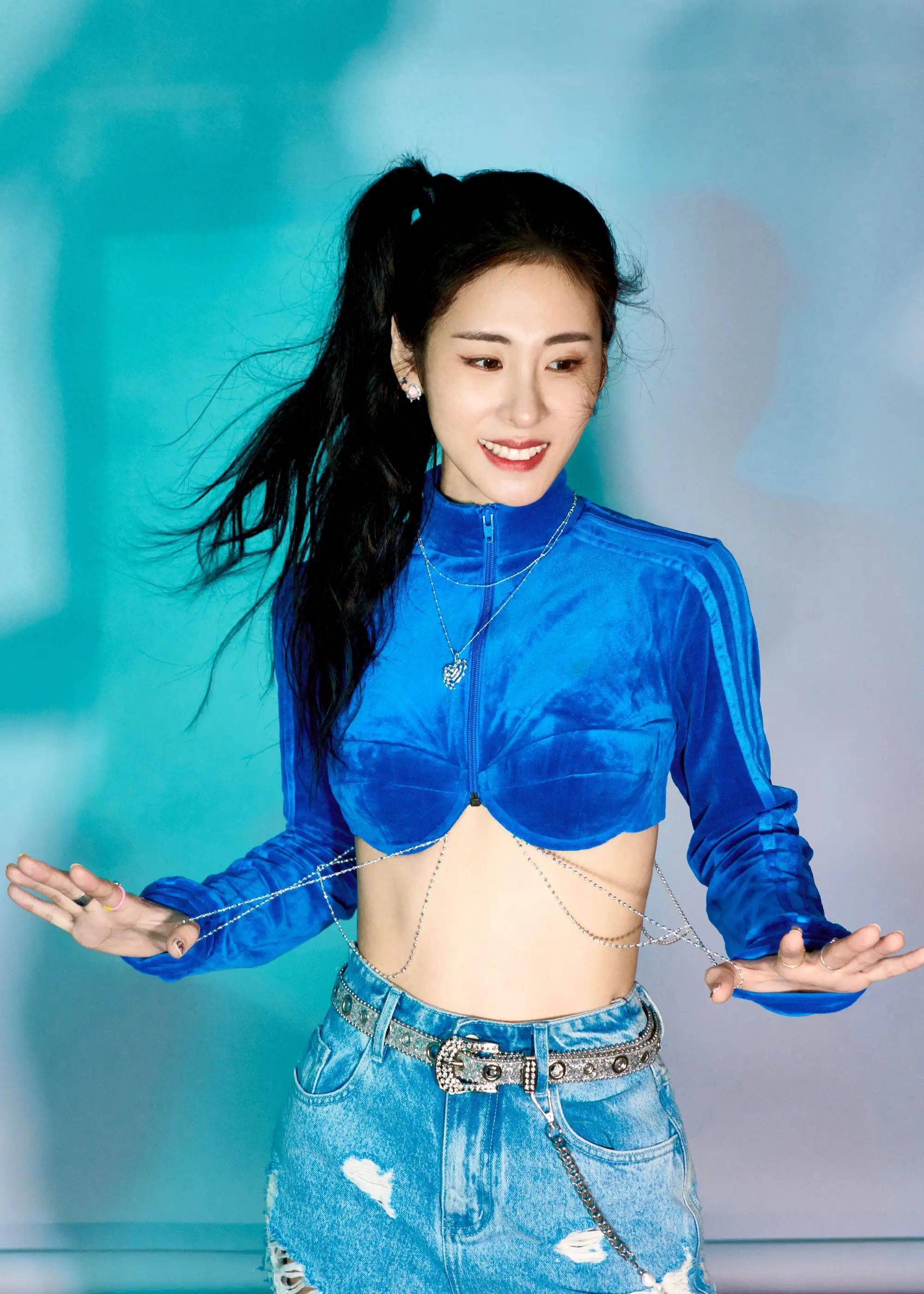 "人生赢家"张碧晨:赴韩出道被赶出宿舍,后靠能力成歌坛巨星