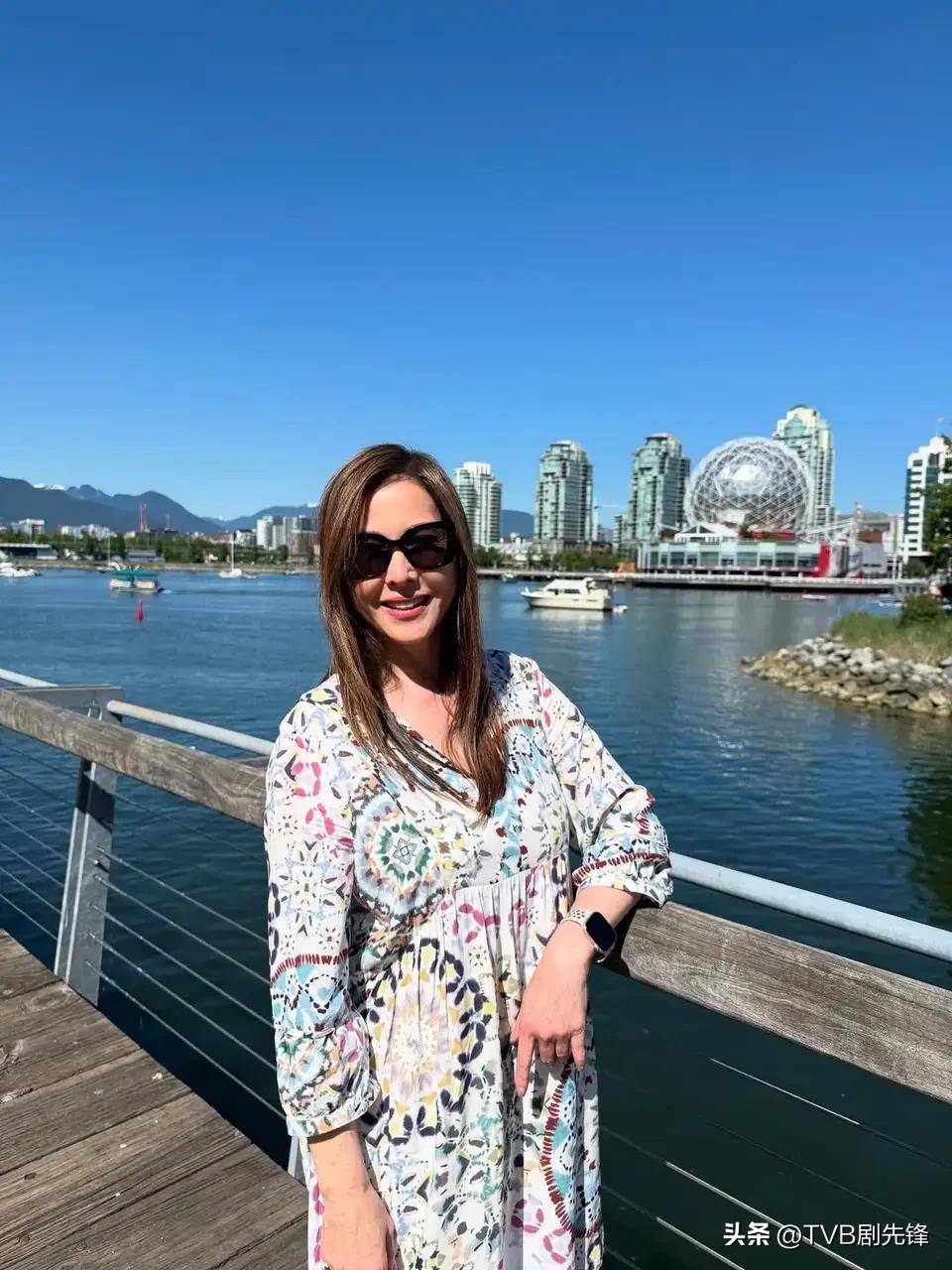 早前李婉华也有晒出与囡囡拍摄的毕业照片,并留言称为她感到骄傲