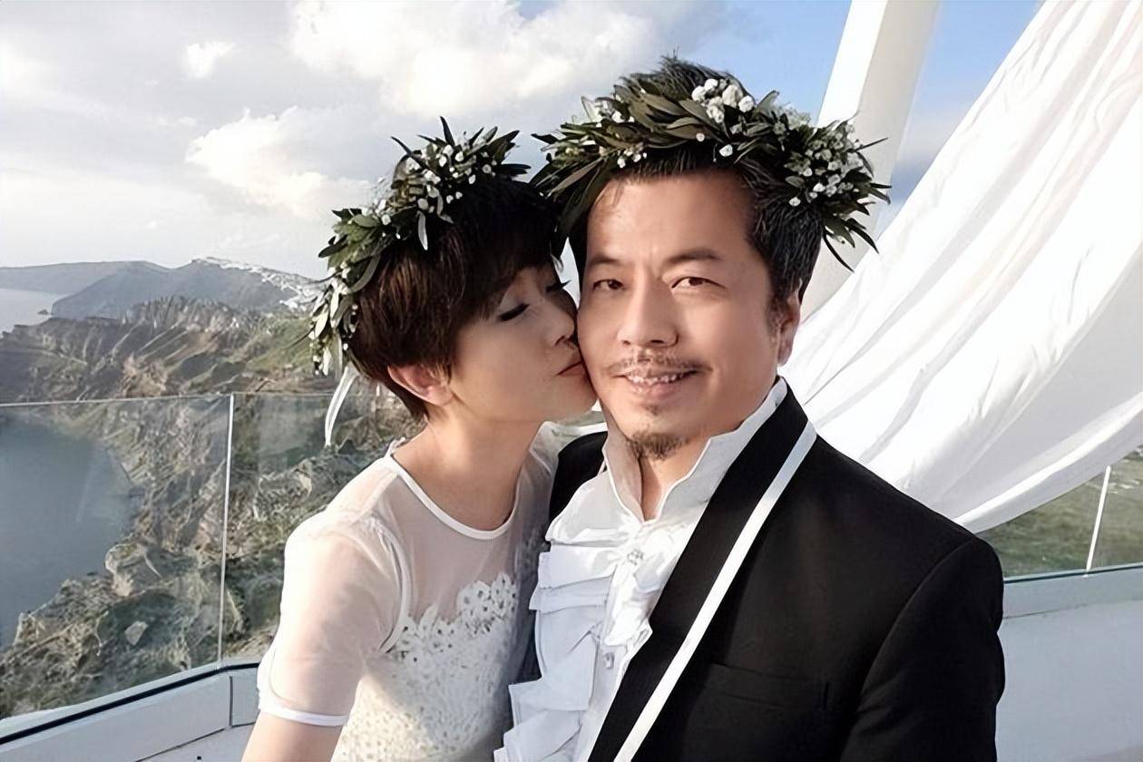 他误以为自己很红,在鸟巢开演唱会亏损了3千万,逼老婆卖房还债