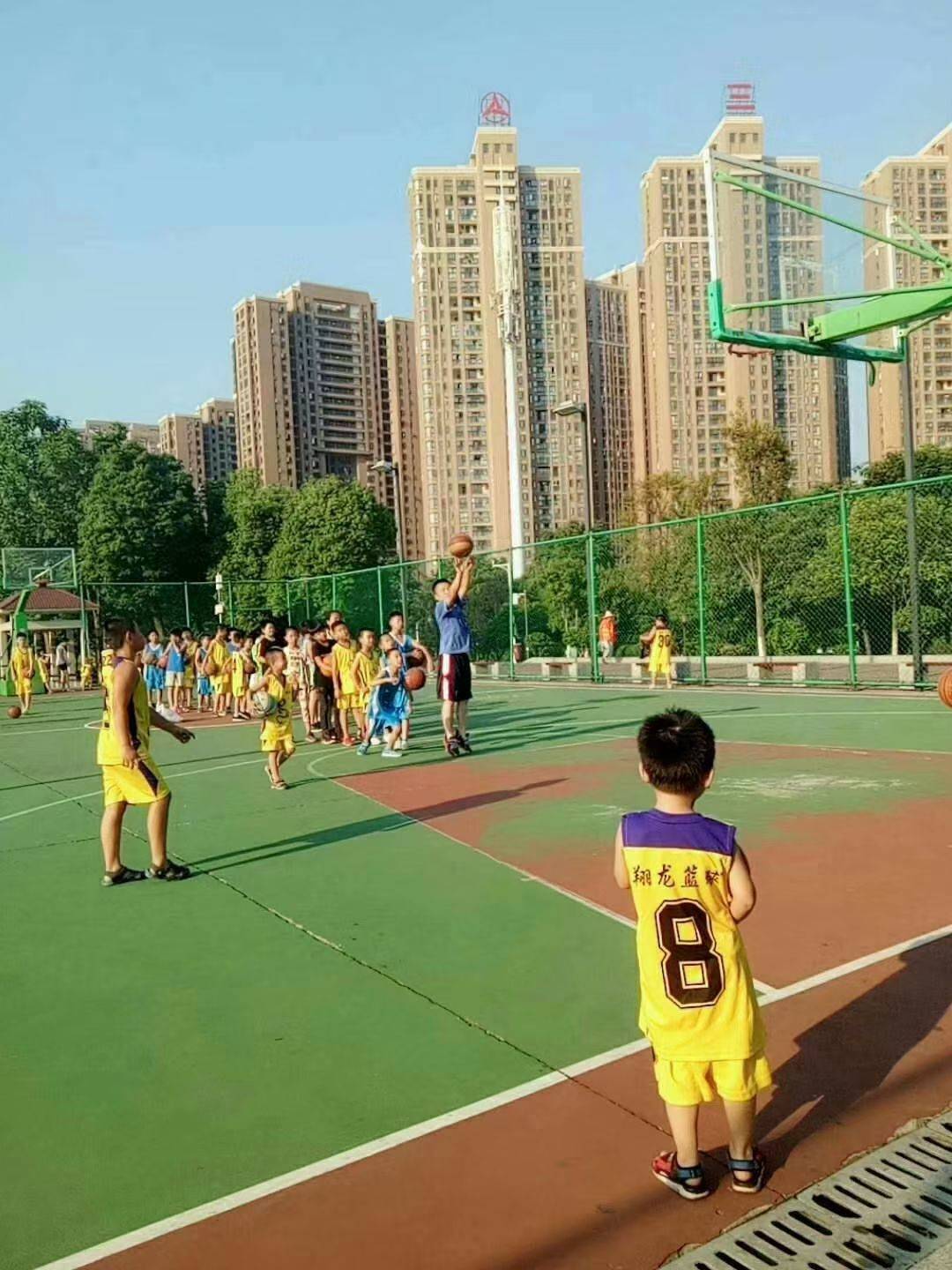 放下手机拿起书走出家门打篮球
