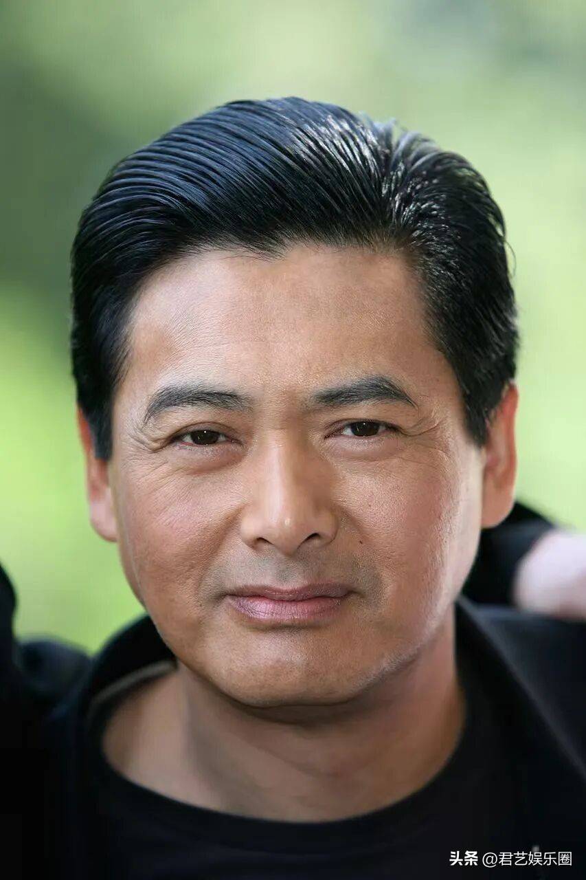 70岁周润发的近照曝光令人心酸,网友感慨:发哥老了还是发哥