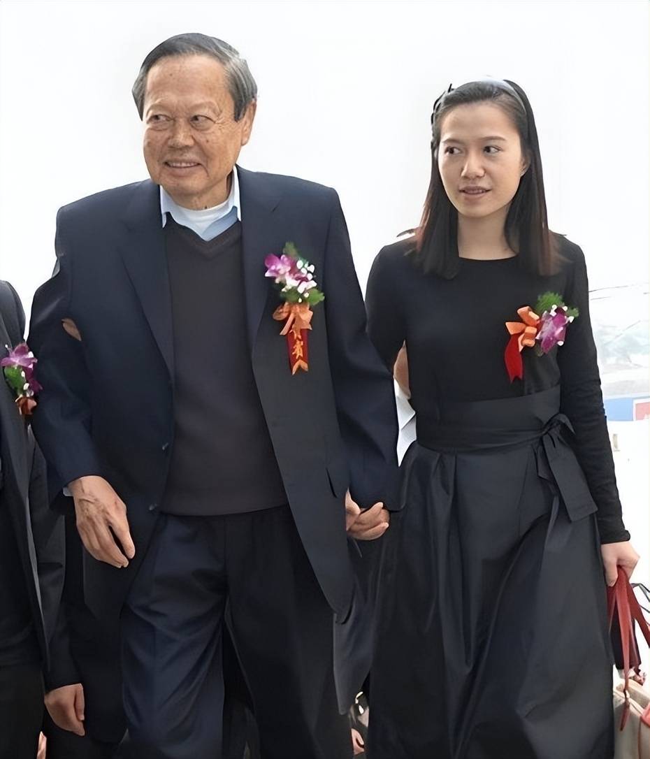 103岁杨振宁有福了,娇妻翁帆穿青衣唱昆曲助兴,妇唱夫随太幸福