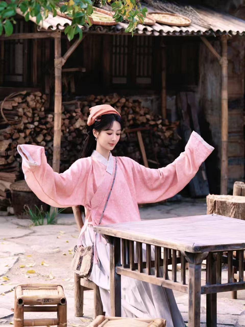 《家业》杨紫齐刘海出圈,气质优雅灵动,对比赵丽颖造型反差十足