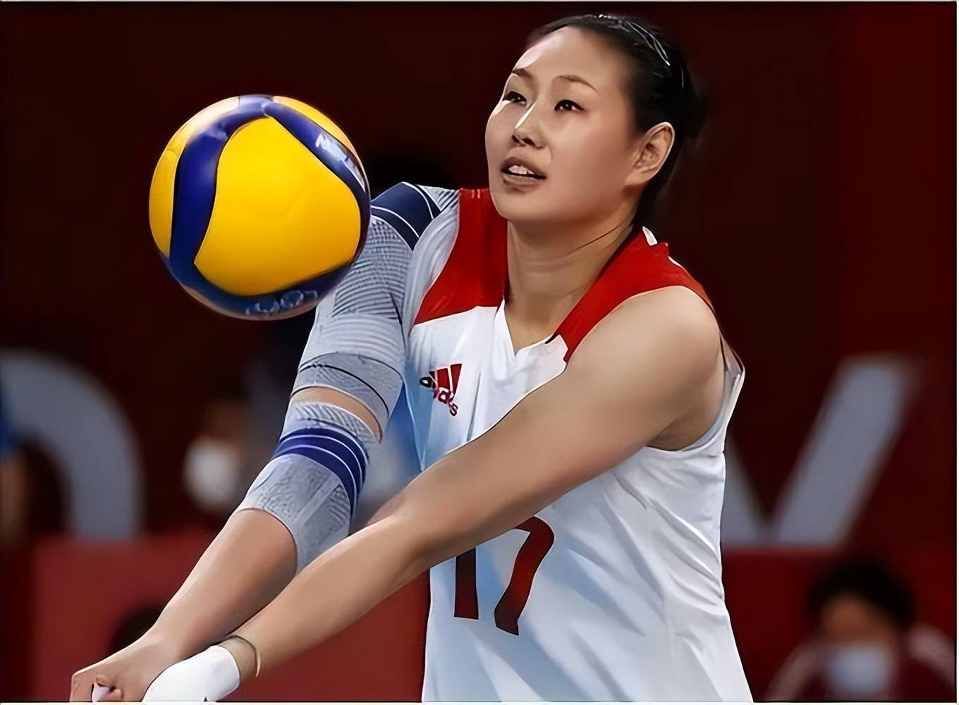 女排冠军颜妮,放弃千万年薪任职体育局,如今级别地位令人意外