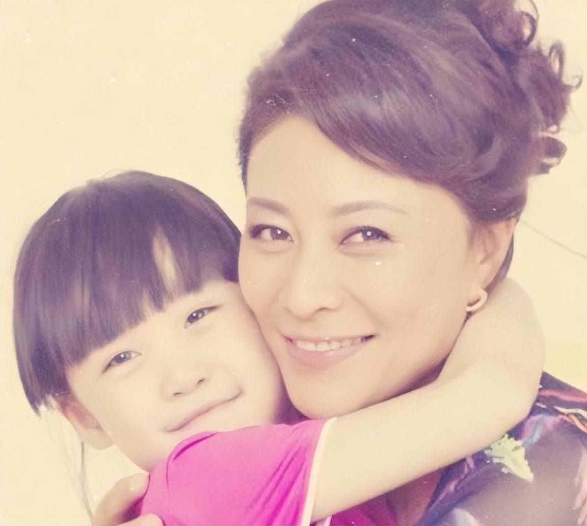 她是最惨影后,生下女儿后患癌症被丈夫抛弃现在女儿被张嘉译带红