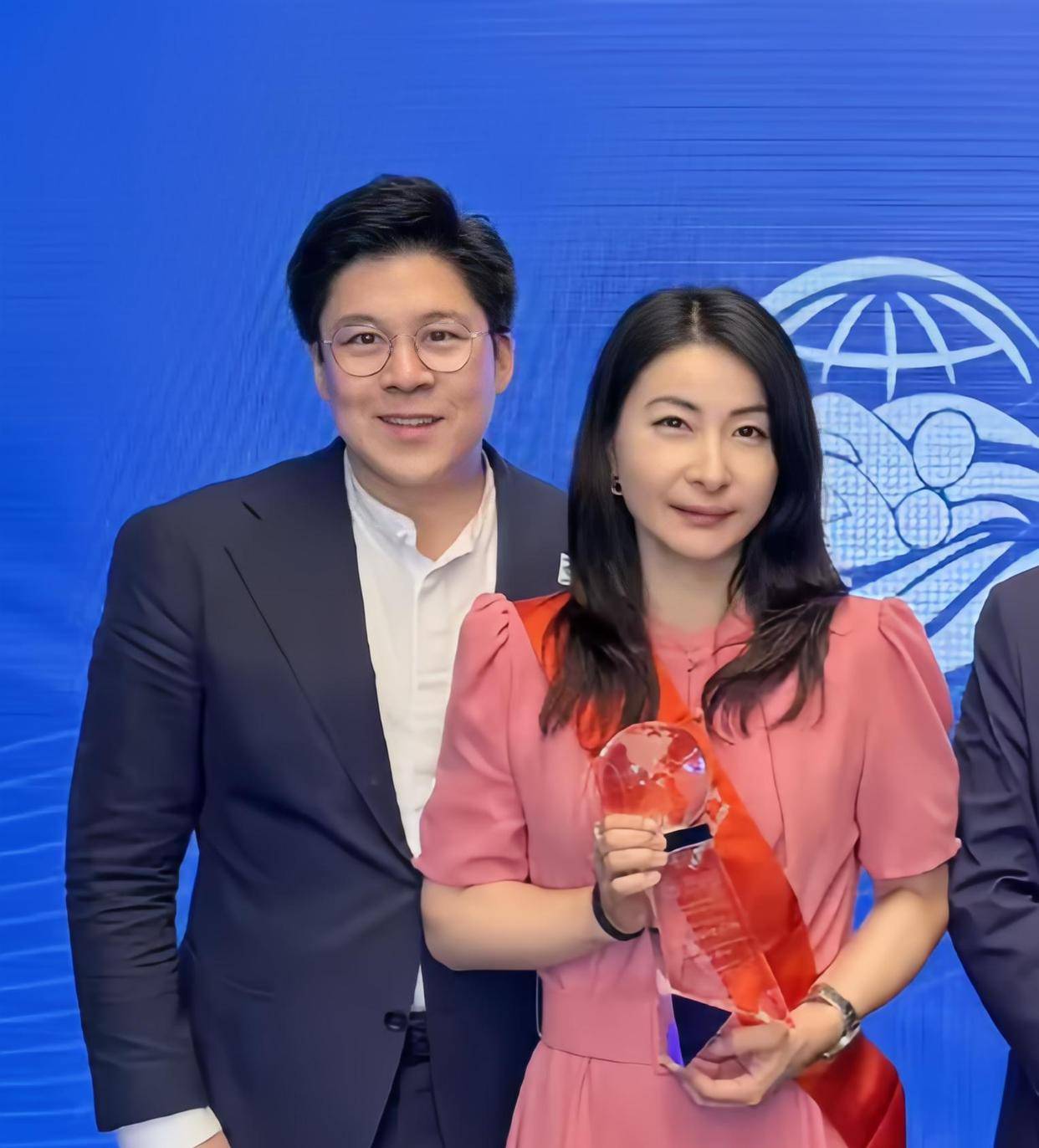 郭晶晶又传来喜讯公公霍震霆力挺霍启刚专程飞往现场见证祝贺
