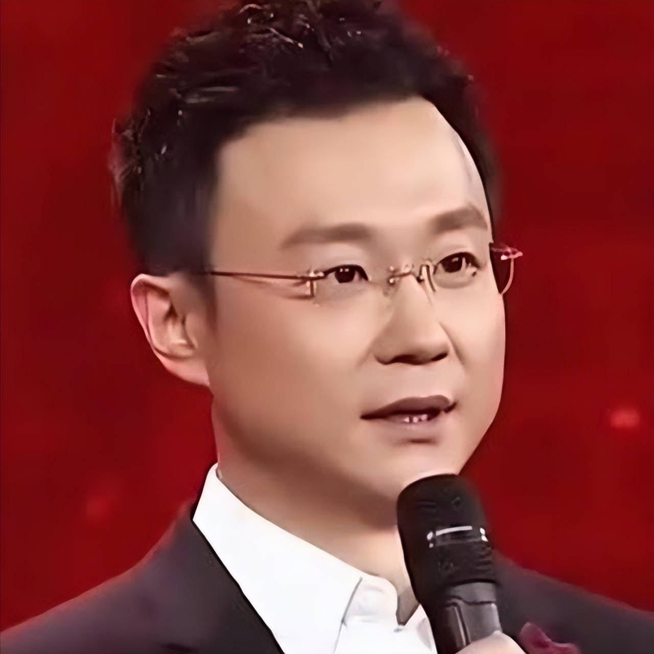 春妮丈夫刚强受邀出席阅兵解说,6岁儿子也给自己争光了