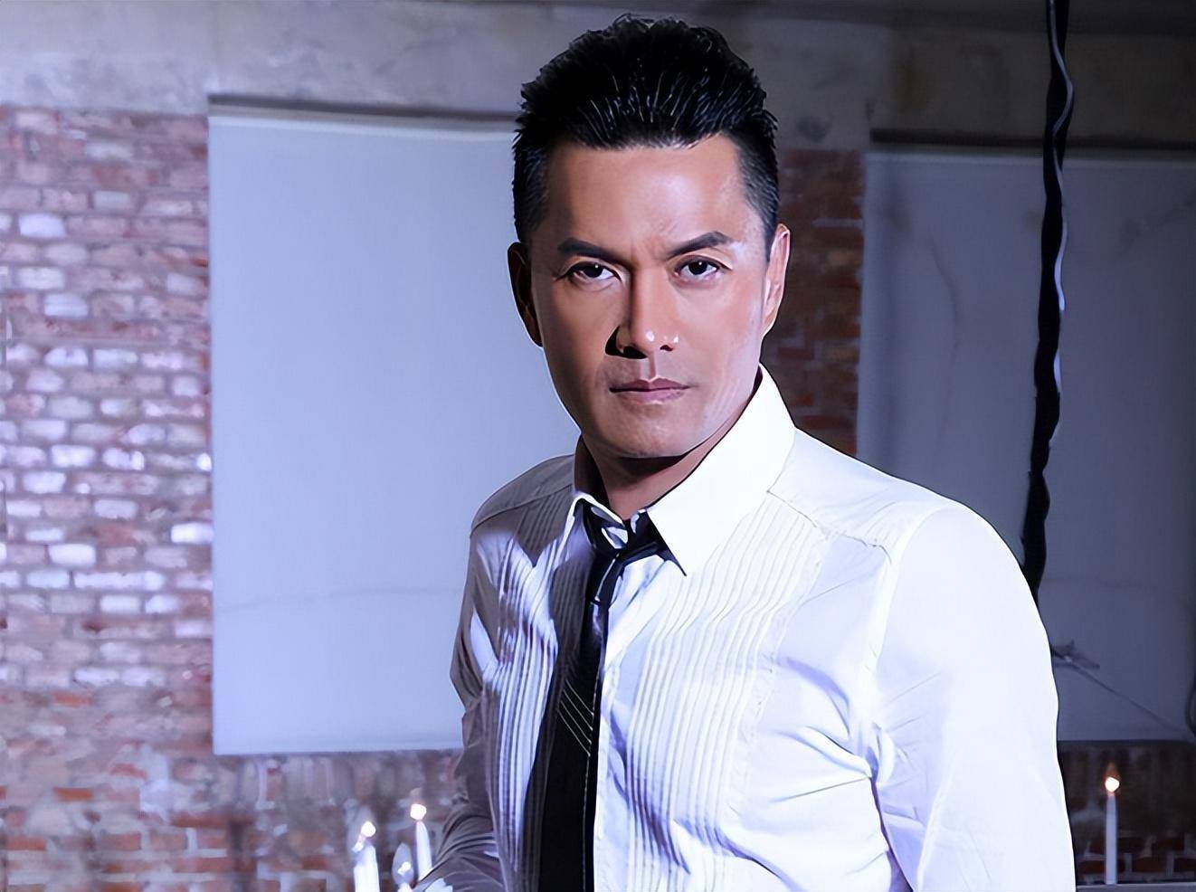 吕良伟何德何能,初恋最美周芷若,再恋是天后,最后归宿是她