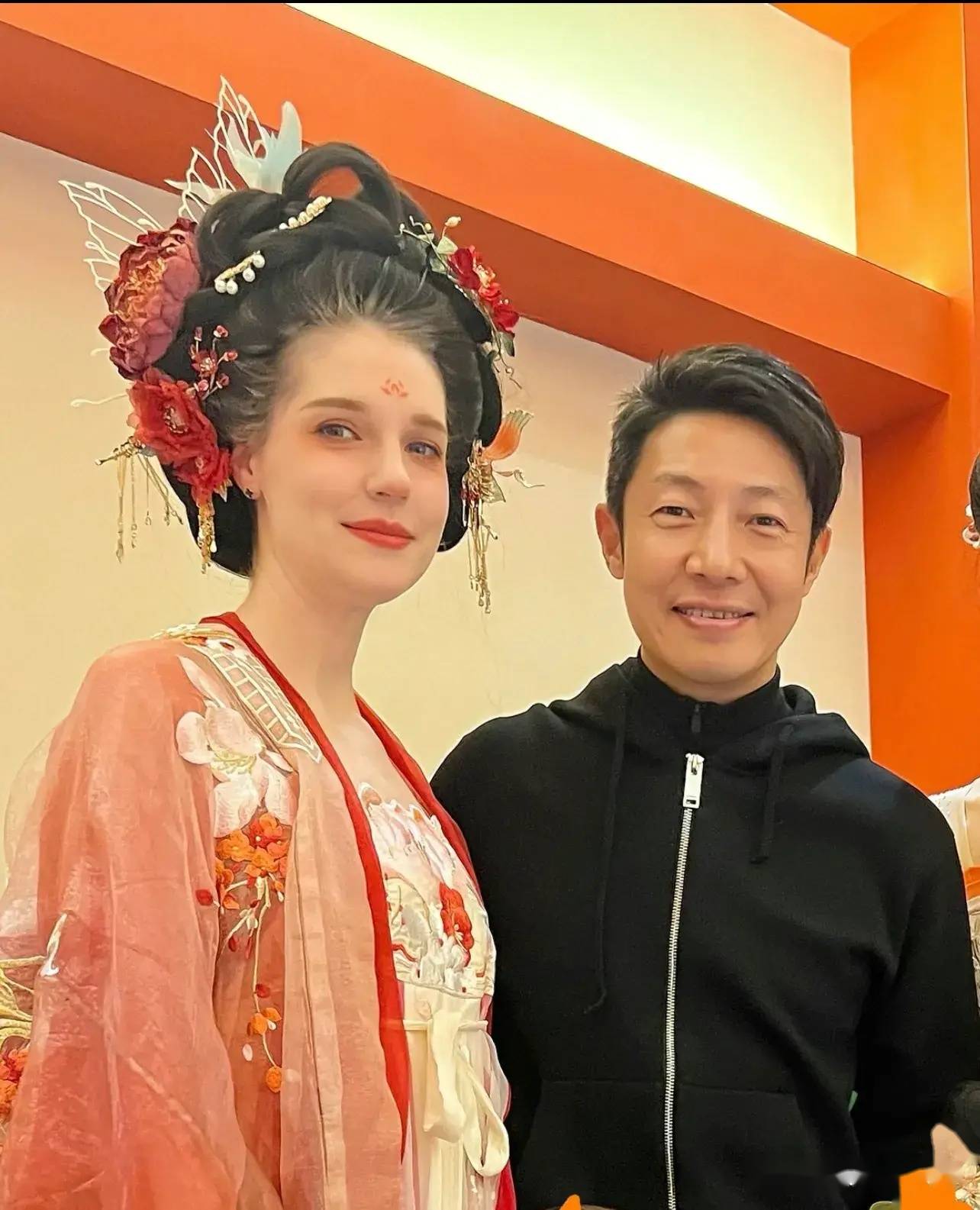 近日一组撒贝宁带着家人出游的照片在网络上热传撒贝宁一家人前往